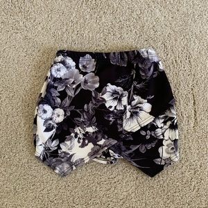 Booboo black and white floral skort size US 4